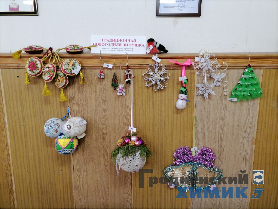 Традиционная новогодняя игрушка678787.jpg